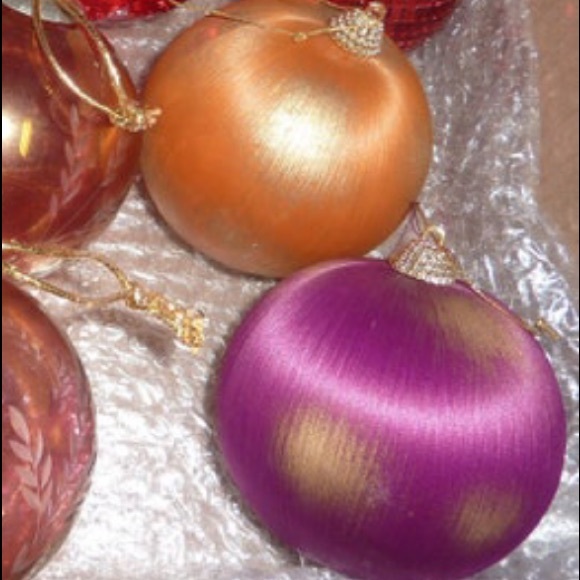 🎄SALE Set of 2 wrapped ornaments 3.25”, thin silky thread, distressed - Picture 2 of 2